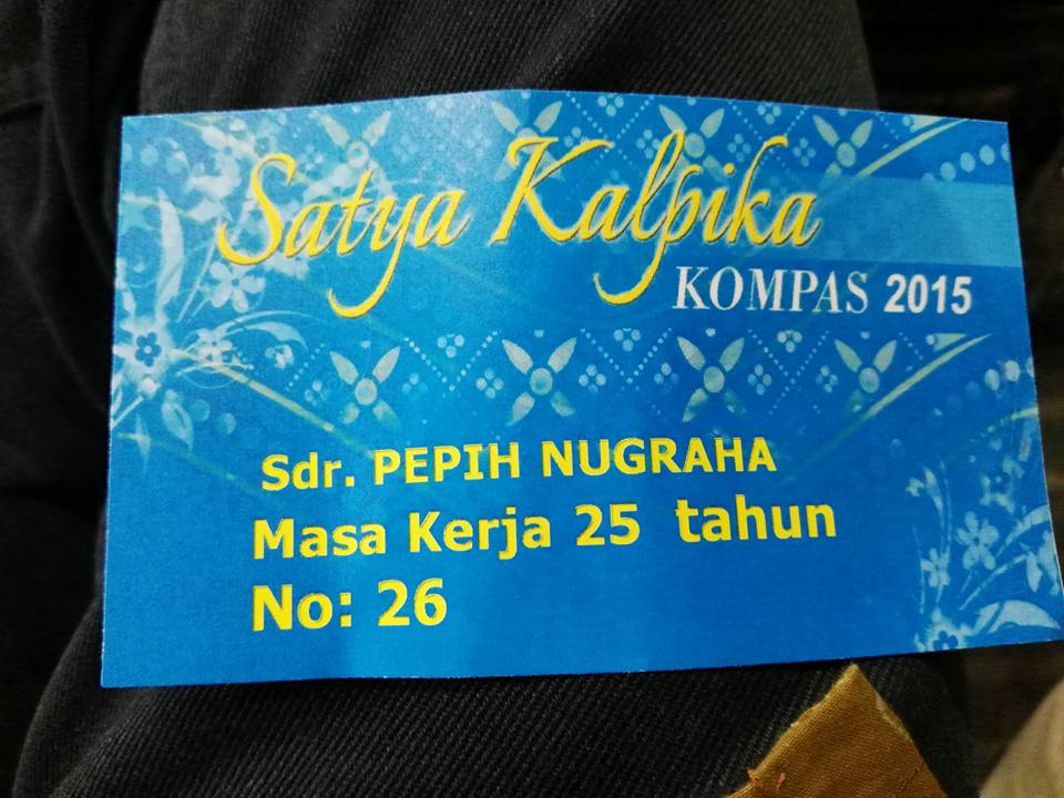 “Serasa baru kemarin sore ngelamar kerja ke Kompas, sampai harus diusilin sejumlah jin, 25 tahun adalah bukti loyalitas pengabdian “(sumber : facebook Pepih Nugraha)