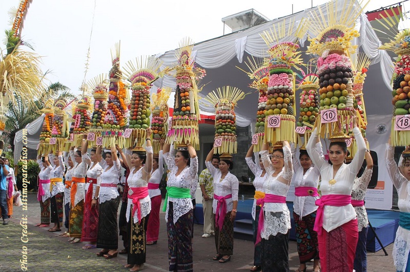 Lomba Membuat Gebogan untuk memeriahkan Hari Raya Galungan 2015 (tahun lalu) |Foto: Ultimoparadiso.com