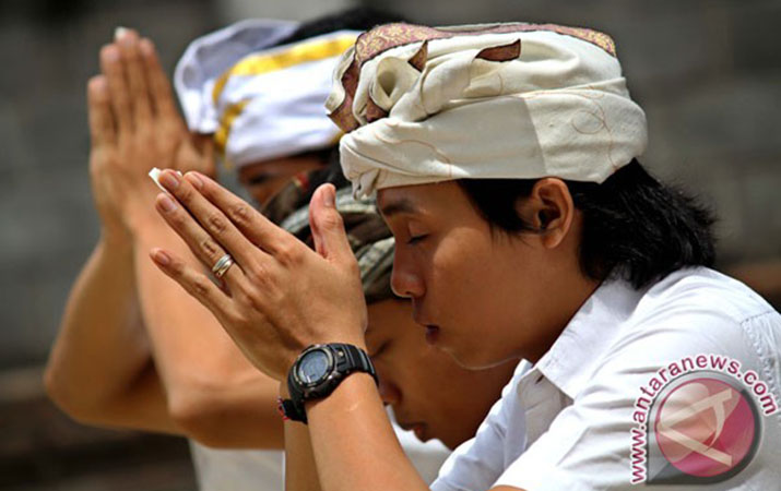 Umat Hindu Bali Bersembahyang di Pura Jagadnata, Bantul, Yogyakarta (Galungan 2015) |AntaraNews.com