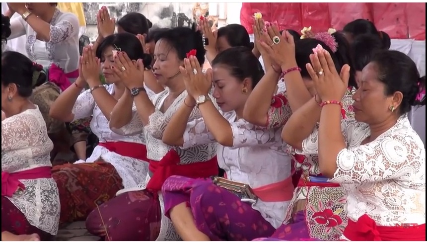Melaksanakan ritual sembahyang hari raya Galungan | Foto: Net.Newstv