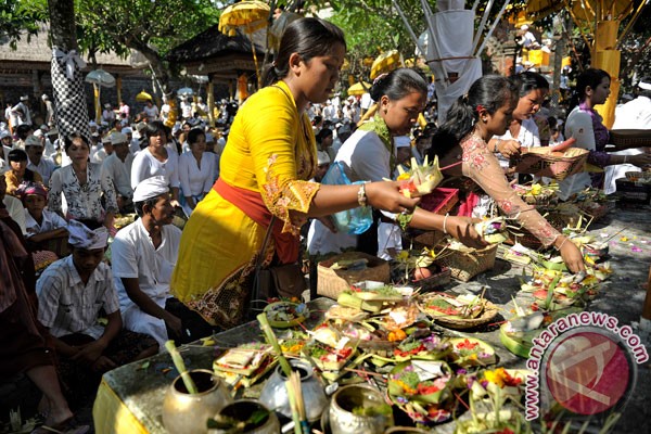 Umat Hindu meletakkan sesajen ritual sembahyangHari Raya Kuningan (2012) di Pura Taman Pule, Ubud, Bali |Antaranews.com