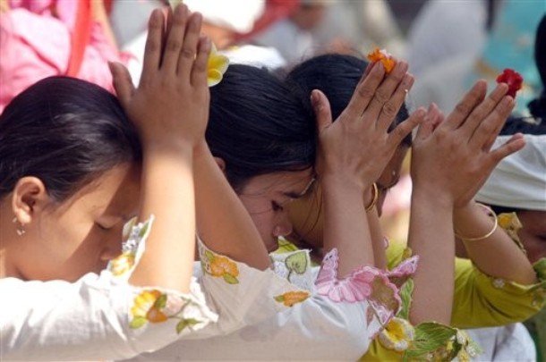 Ritual sembahyang pada Hari Raya Kuningan |Foto: Panduanwisata.id