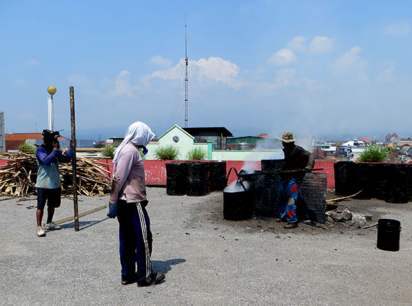 Siapa Bertanggung Jawab atas Keselamatan Kerja Buruh Ini? Halaman 1