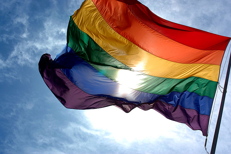 "Bendera pelangi yang menjadi simbol para LGBT. Simbol itu dibuat oleh seniman asal San Fransisco, Gilbert Baker, pada tahun 1978 | Wikipedia.org