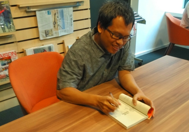 "Sesi Tanda Tangan Novel dan Coffe Break | Foto: Kamilichsan"