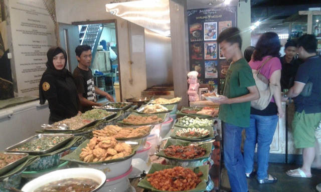 Warung Misbar, Warung Makan sambil Nonton Film Halaman 1 Warung Misbar, Warung Makan sambil Nonton Film Halaman 1
