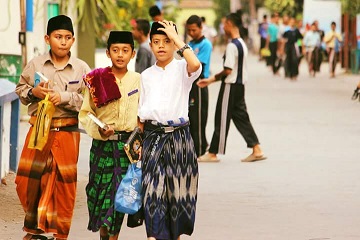 90 Tahun Gontor Nostalgia Kehidupan dan Rutinitas Santri 90 Tahun Gontor Nostalgia Kehidupan dan Rutinitas Santri