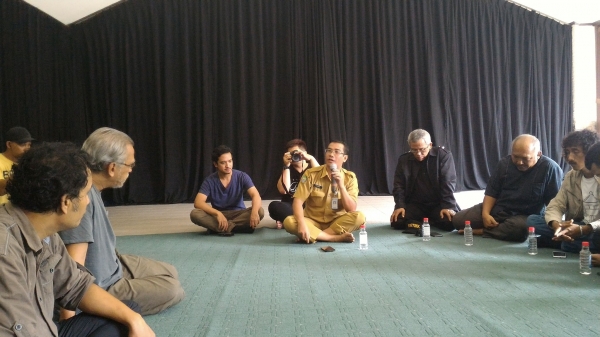 Dialog dengan penyanyi Iwan Fals di rumahnya