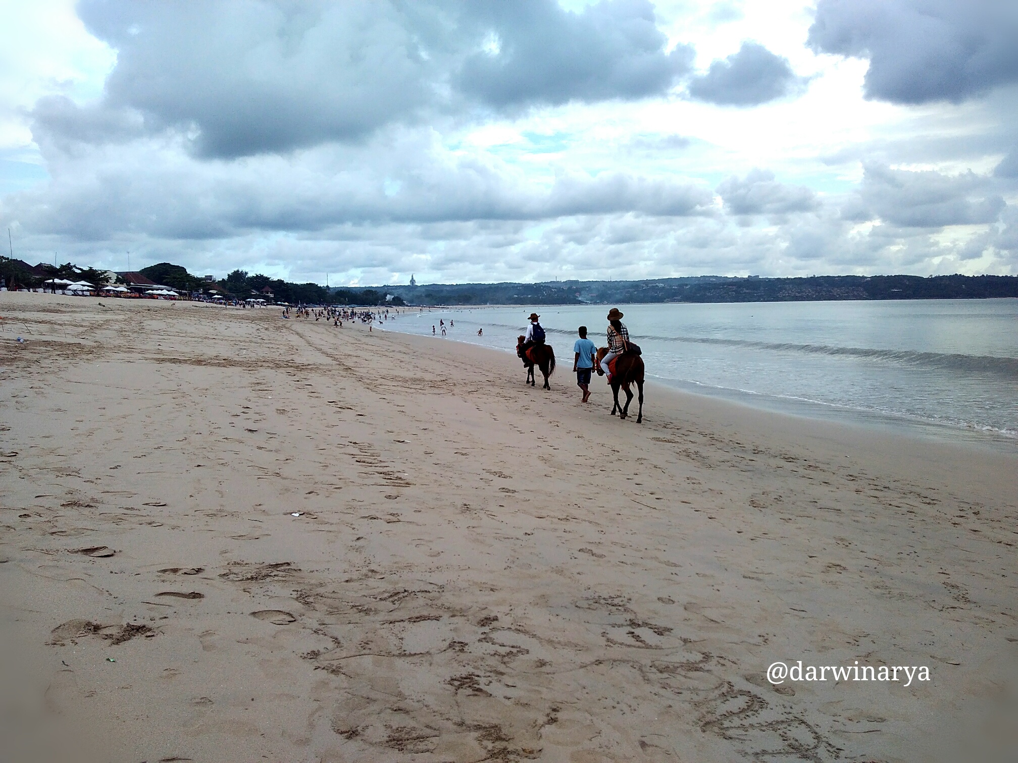 Secercah Jingga Di Pantai Kedonganan Oleh Darwin Arya Halaman All