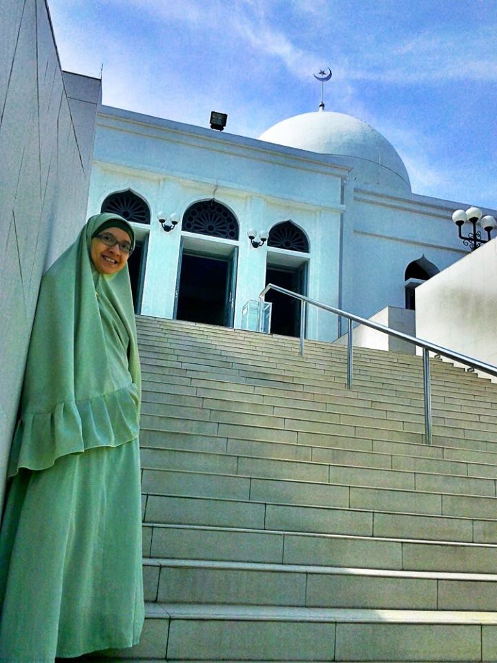 Foto kedua : He3 ... Gantian nih ibu jadi model. Teteh men-jepret ibu di gerbang masjid Al Azhar Kebayoran. Dokumen pribadi.