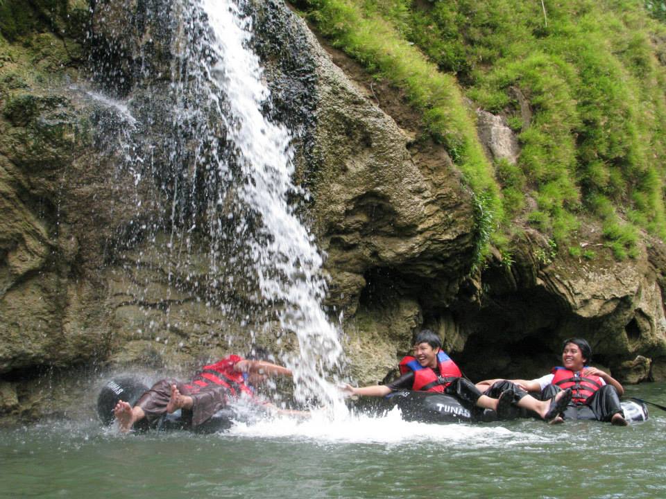 Serunya mengikuti arus di Kali Oya. Sesekali bertemu air terjun kecil.