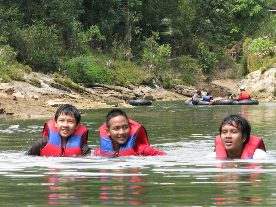 Akhirnya berenang di Kali Oya.