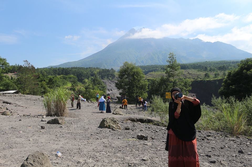 Foto empat : Wah ... Ibu juga ketangkap nih! Teteh men-jepret ibu yang lagi asyik membidik batu aliens di kaki gunung Merapi. Dokumen pribadi