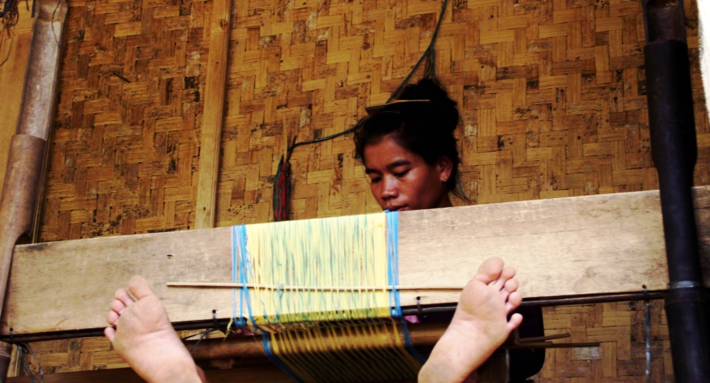 Seorang Ibu yang sedang sibuk menenun (Dokumentasi prbadi)