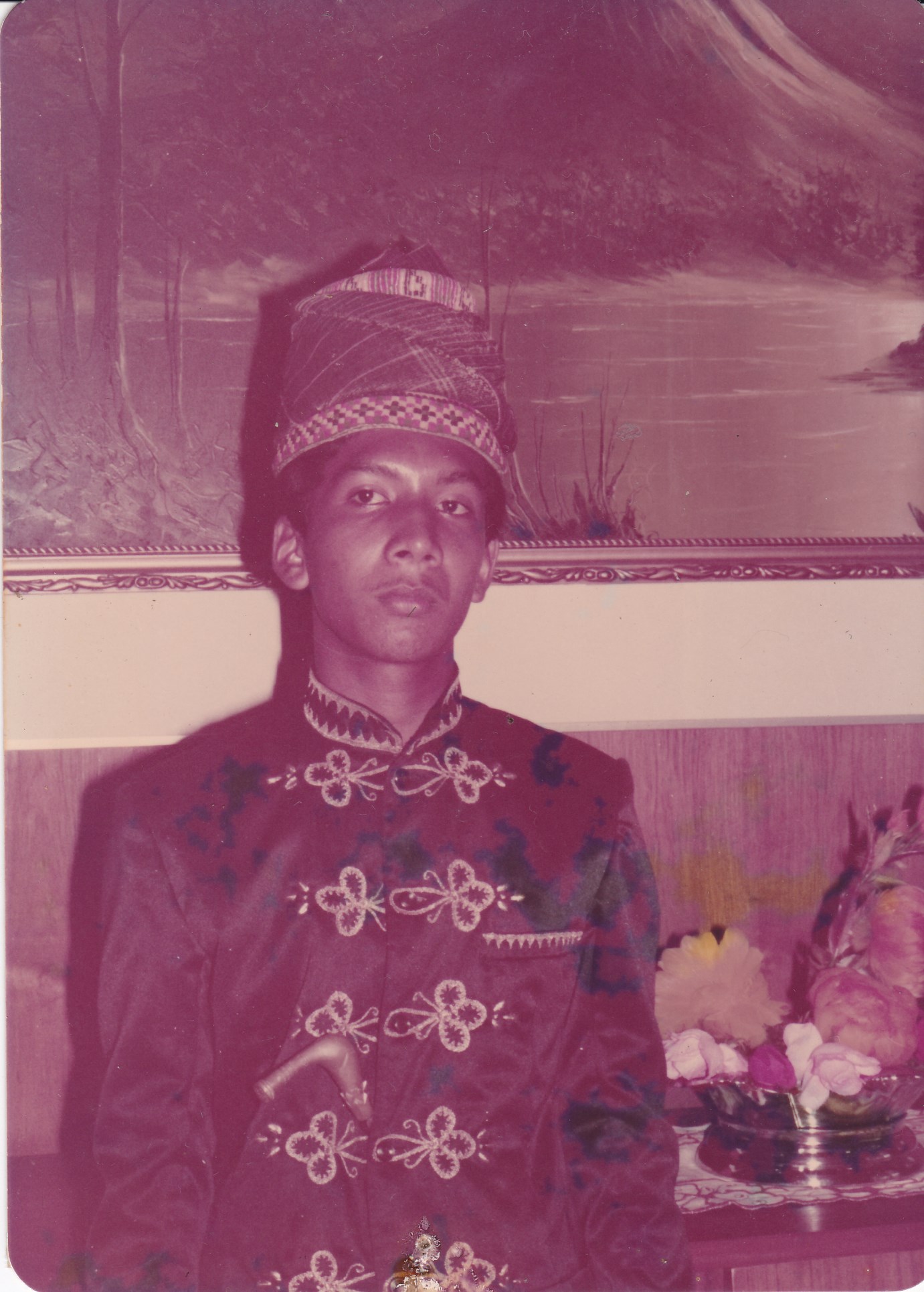 (Keterangan Photo: "Penulis: saat berusia 17 tahun tanggal 19 Desember 1978 itu,  ikut menyambut kedatangan Presiden Soeharto di Lhokseumawe, Aceh. Bercak di photo ini menunjukkan, memang ini kisah lama, sudah 38 tahun yang lalu...yang ditulis terinspirasi dari Album lama yang teronggok di sudut lemari pustaka pribadi di rumah...Dalam photo ini, gagang Rencong di pinggang kiri yang menyembul, tampak unik, dan menjadi cerita masa lalu tersendiri ... / Photo by: Surya Sutrisno)")
