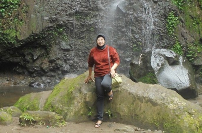 Yang ini putrinya mertua berada di bawah air terjun (foto; dok pribadi)