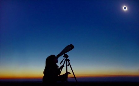 ilustrasi teropong gerhana matahari. Sumber: rf.com
