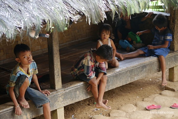 Anak-anak Baduy santai bersama di pelataran rumah