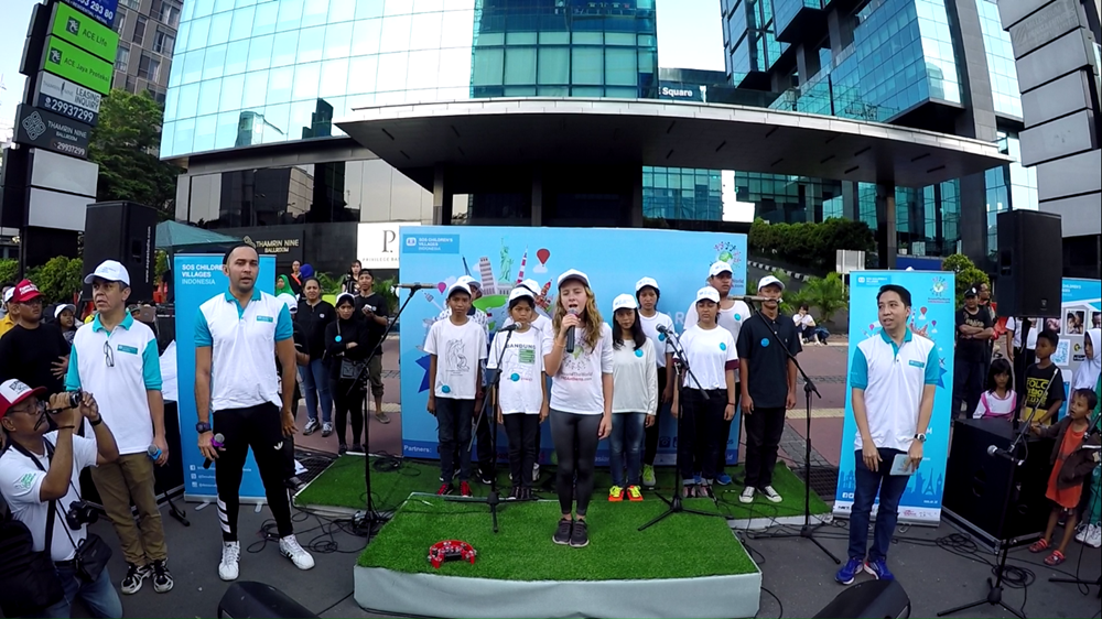 Capri Everitt bersama anak-anak SOS Children's Villages Indonesia menyanyikan lagu kebangsaan Indonesia Raya. (rcs)