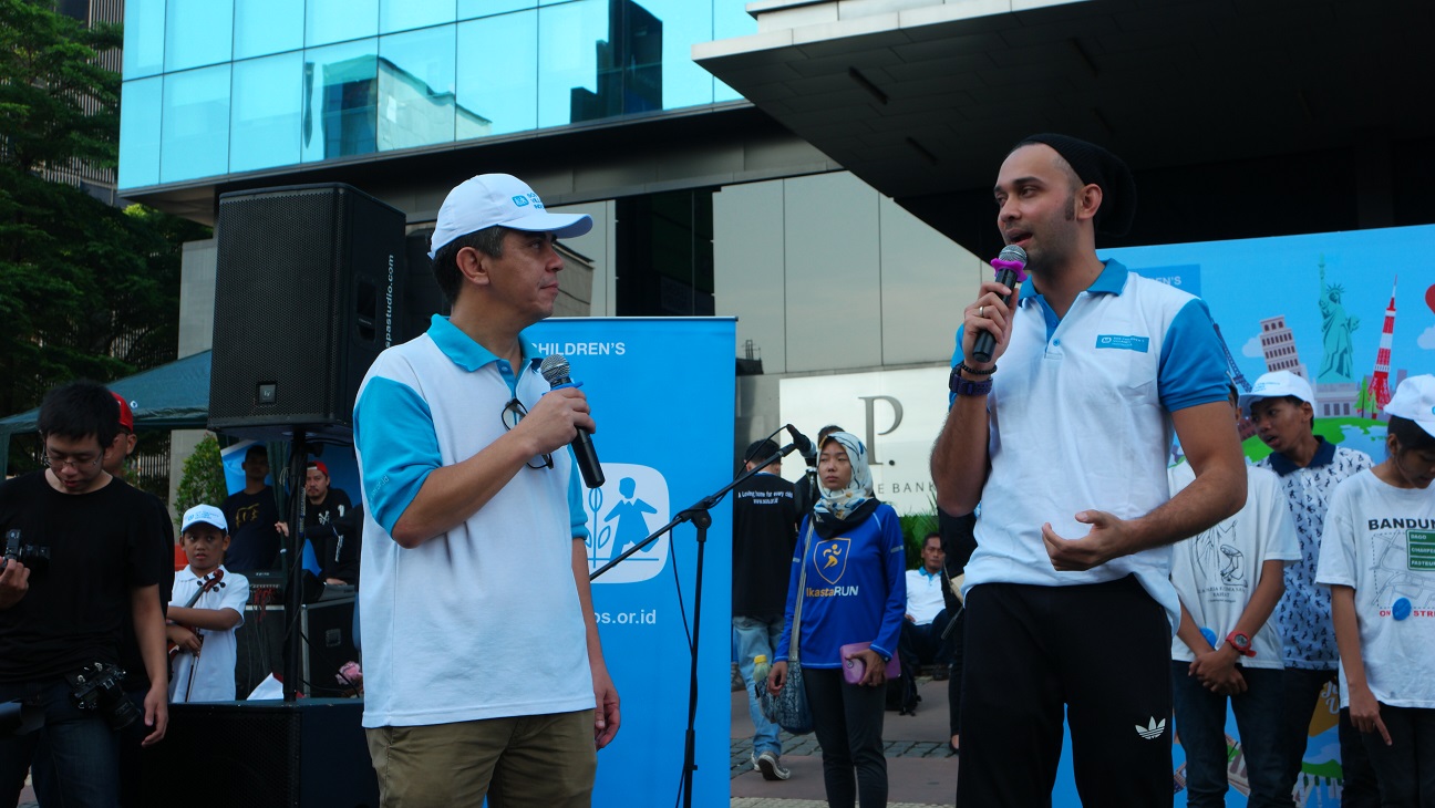 National Director SOS Children’s Villages Indonesia Gregor Hadi Nitihardjo menyambut baik inisiatif Capri Everitt dan Teuku Zacky dari Komunitas Sahabat Anak Negeri memberikan apresiasi terhadap Capri Everitt dan keluarga. (Leo Burnett Indonesia)