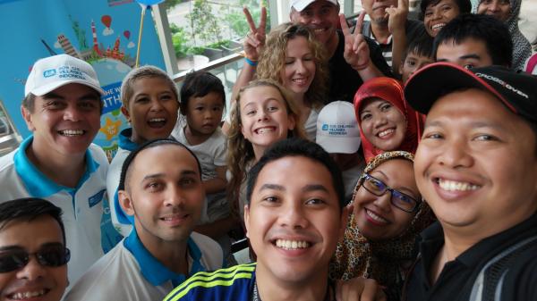 Wefie bersama Capri, Keluarga Capri, Kompasianer, SOS Children's Villages Indonesia dan Komunitas Sahabat Anak Negeri. (Harris Maulana)