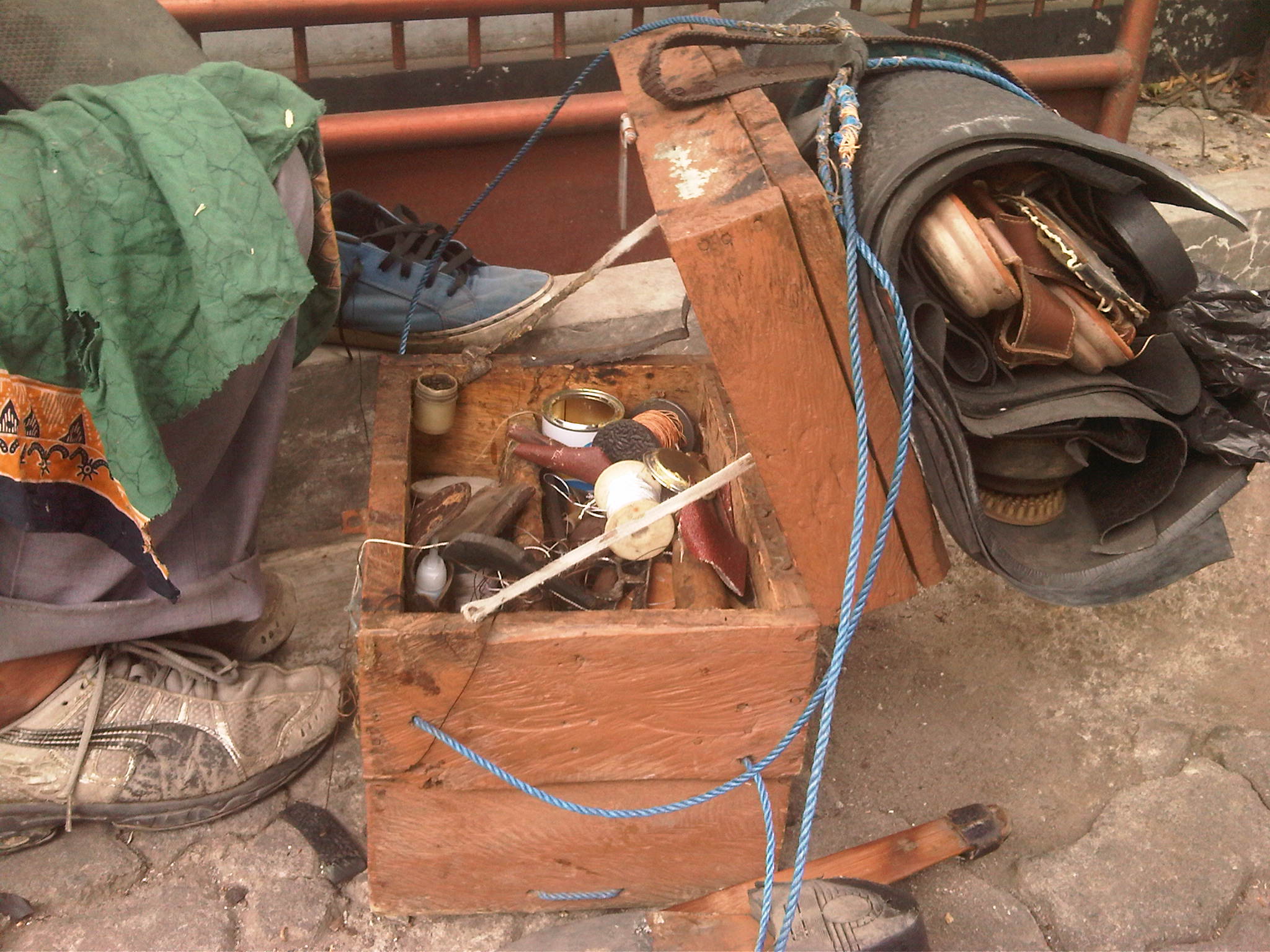 Aput Seorang Tukang Sol Sepatu Keliling Halaman 1 Aput Seorang Tukang Sol Sepatu Keliling Halaman 1