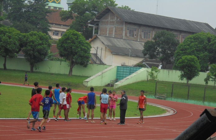 Yon berada di lapangan bersama atlit asuhannya (foto: dok pri)