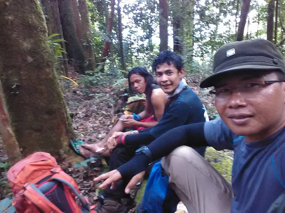 Berdasarkan pengalaman, tim pendakian paling solid berjumlah tiga orang. Kali ini bersama Son Samurai (kanan) dan Ardie (tengah) (dokpri)