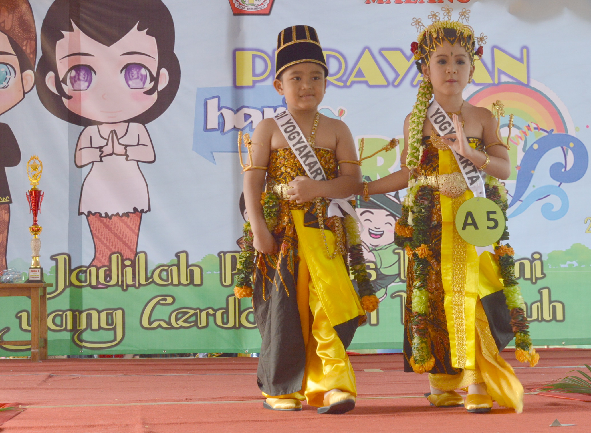 Parade Anak  anak  Memakai Busana Adat  Daerah di Hari 