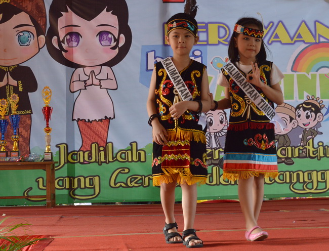 Parade Anak  anak  Memakai Busana Adat  Daerah di Hari 