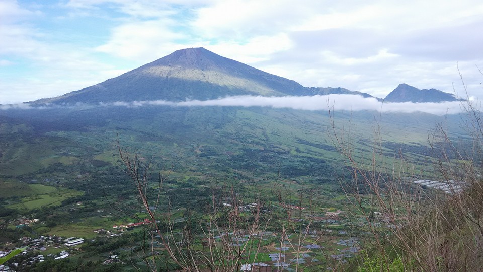 Gunung Rinjani dilihat dari Bukit Pergasingan, Selasa (12/4/2016) (Dokpri)