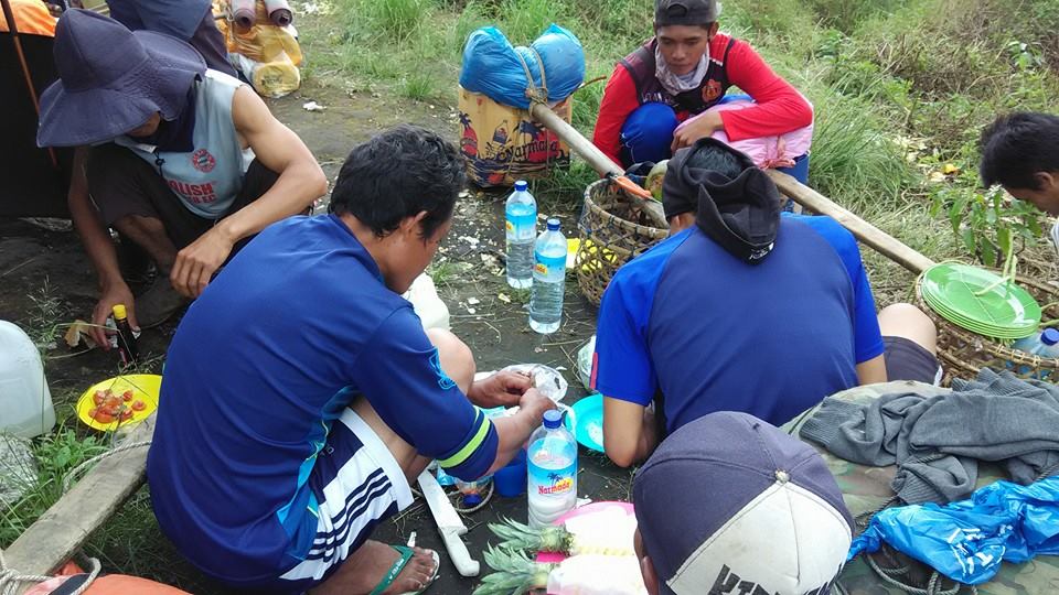 Para porter sedang menyiapkan santap siang di Pos 2. Memakai jasa porter adalah cara agar dapat lebih menikmati pendakian (dokpri)