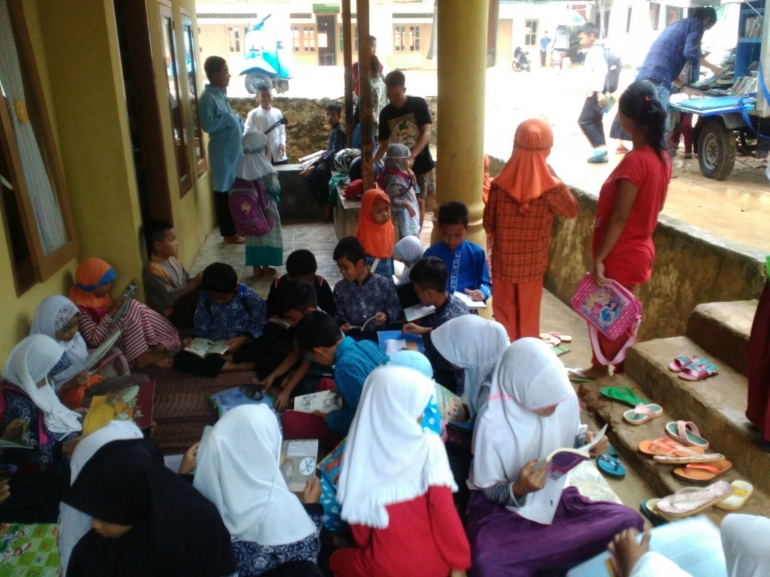 rumah-baca-bambu-biru-5723882b2b7a61330909dc32.jpg