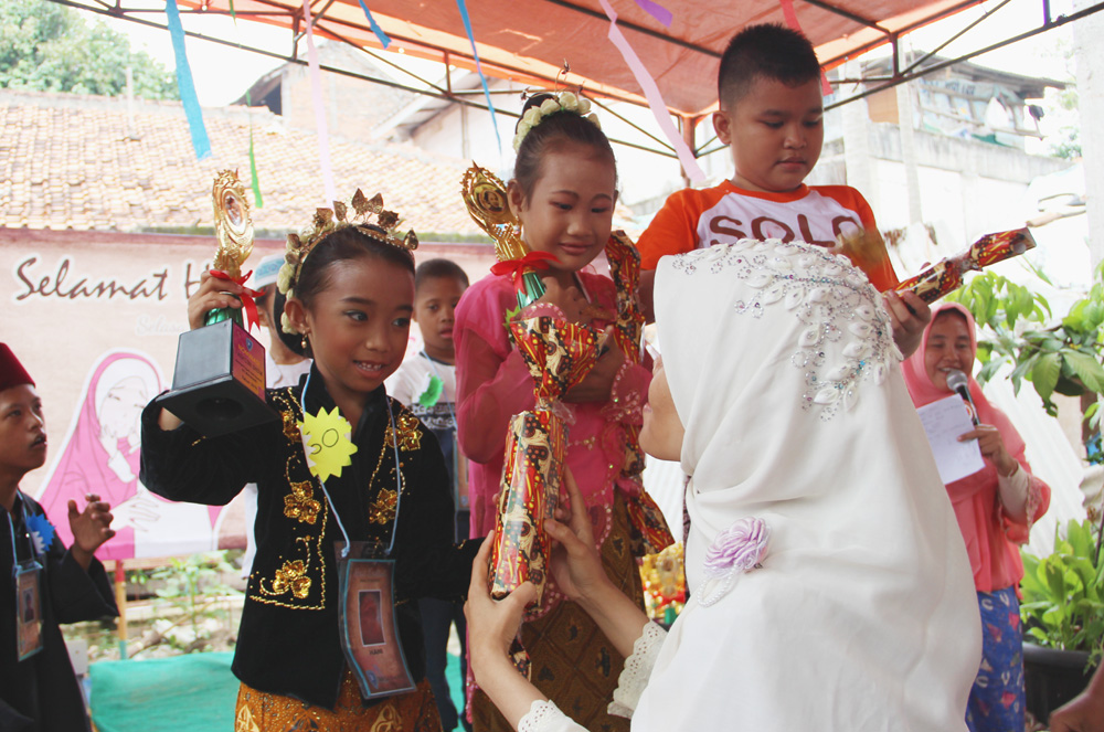  Sekolah  Fashion  Di  Cikini Red Pastel a