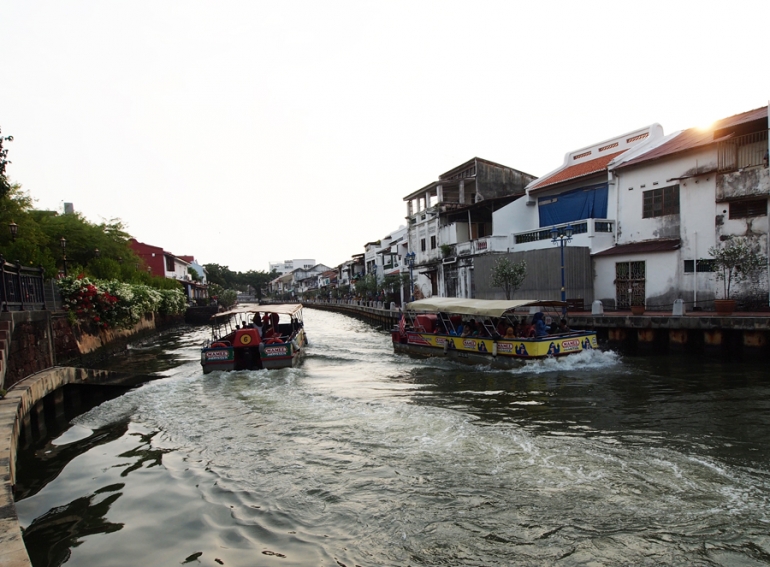 Kapal boat Melaka River Cruise hilir mudik di atas Sungai Melaka