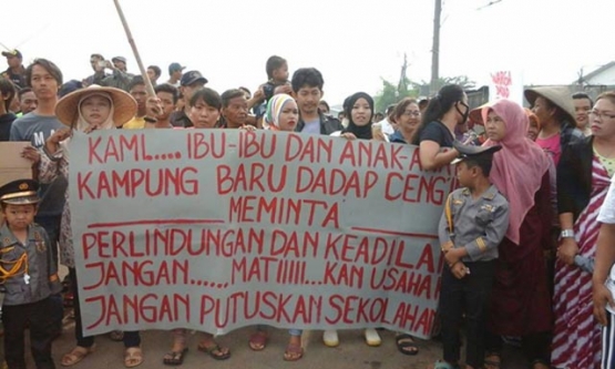 Unjuk rasa warga Kampung Dadap, Kabupaten Tangerang, menolak penggusuran. Tidak ada satu pun orang yang sebelumnya berteriak-teriak lantang sebagai pembela rakyat miskin tergusur di DKI Jakarta, yang berbunyi di sini. Maaf, karena di situ kepala daerahnya bukan Ahok, silakan kalian berjuang sendiri (sumber gambar: mirajnews.com)