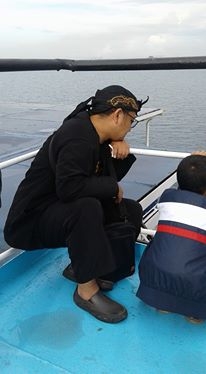 Seorang wisatawan memakai seragam hitam hitam ciri has pendekar, Kang Arief menghayati arti hidup