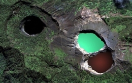 colorful kelimutu http://indonesiad.com/indonesia-must-see-the-colored-lakes-of-mount-kelimutu-flores/