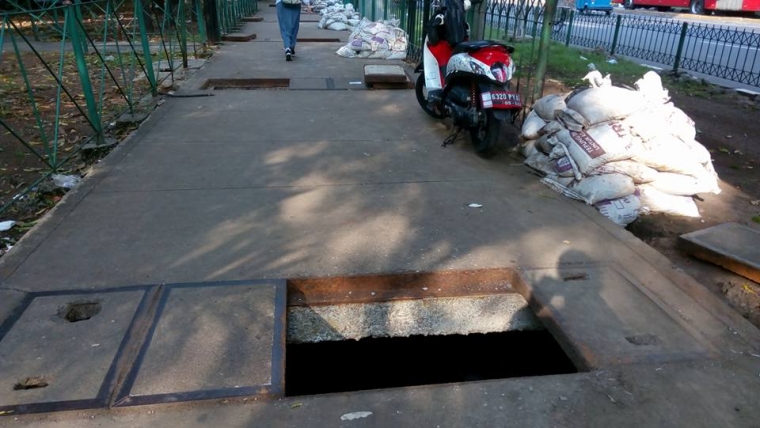 Banyaknya lubang bak kontrol yang terbuka, terlihat jelas disini. Posisinyapun berbeda-beda, di kiri, tengah maupun kanan trotoar, yang membuat para pejalan yang kurang hati-hati bis tercebur ke dalam got yang cukup dalam.
