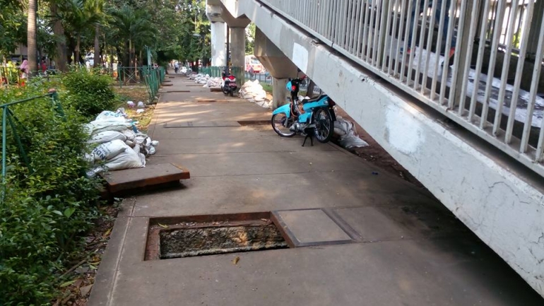 Sepanjang trotoar jalan Kyai Tapa ini, Lubang bak kotrol yang terbuka itu siap menelan korban.