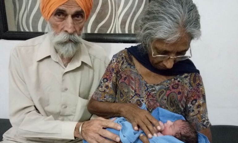 Mohinder Singh (79 tahun) dan Daljinder Kaur (70 tahun) yang baru saja meliki anak. Photo: Barcroft Images Barcroft Images 