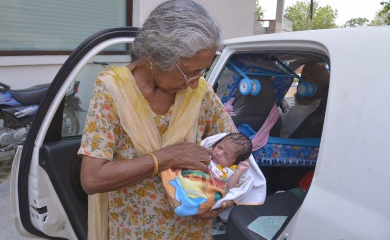 Dalinjer Kaur setelah melahirkan. Photo : cdn.asiancorrespondent.com