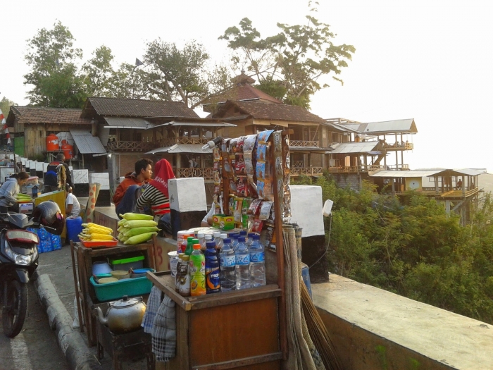 Aneka cemilan di tepi jembatan Bukit Bintang (infonyajogja.blogspot.co.id)