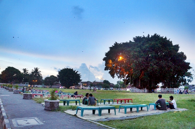 Menjelang Malam Hari Warung-warung Lesehan Mulai di Gelar