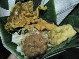 Nasi Tumpang Khas Kediri (sumber: http://www.satesiboen.com/berita-122-pecel-tumpang-pincuk-lesehan-jalan-dhoho-kediri-.html)