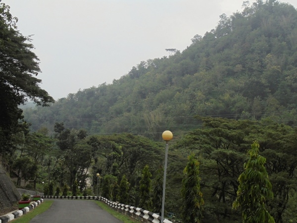 PLTA Jelok berada di antara lembah (foto: dok pribadi)