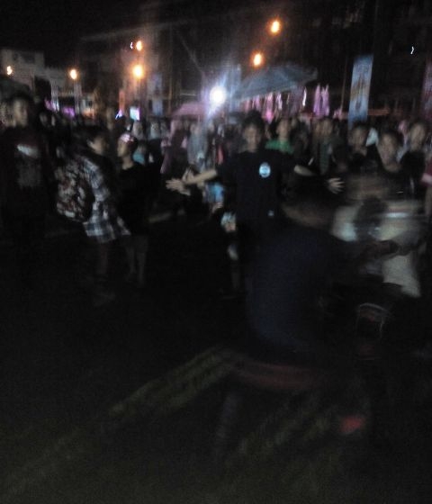 ABG sedang Ngerock gaya Dangdut lokasi temaram, dok. pribadi