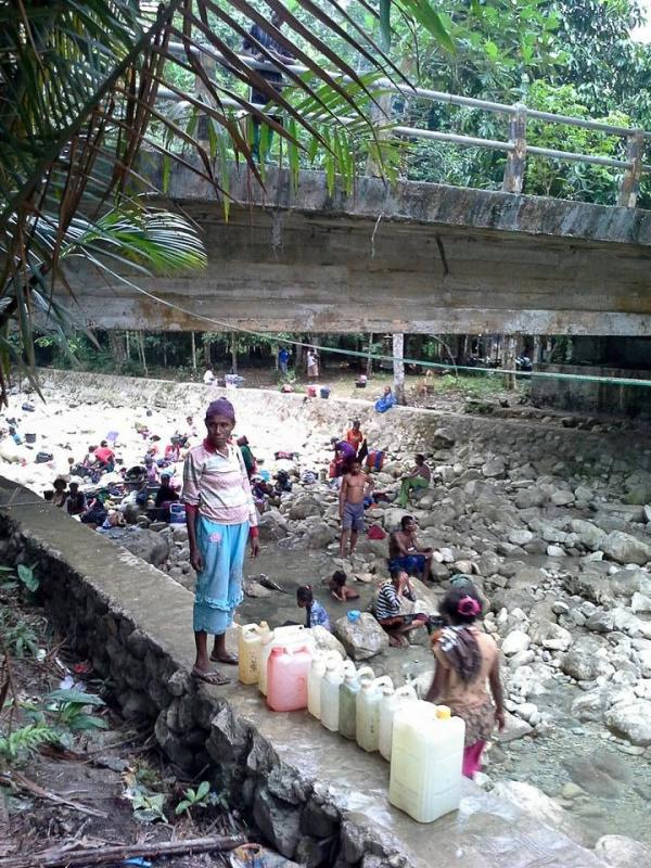 Warga Fakfak yang sedang mencari air di sungai (foto: Alex Ferdinand, Fakfak)
