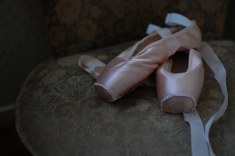 Sepatu Pointe Pink, https://pixabay.com/en/ballet-shoes-pointe-shoes-ballet-1260800/
