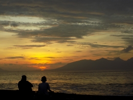Dok. Pri | Dua orang anak sedang menanti matahari terbit sambil bercengkrama satu sama lain, tidak lupa juga camilan yang menemani mereka